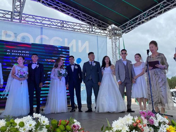 В День семьи, любви, и верности в якутске поженились 23 пары