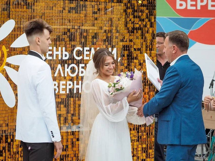 В Красноярске на «Ярких Берегах» состоялась выездная регистрация брака