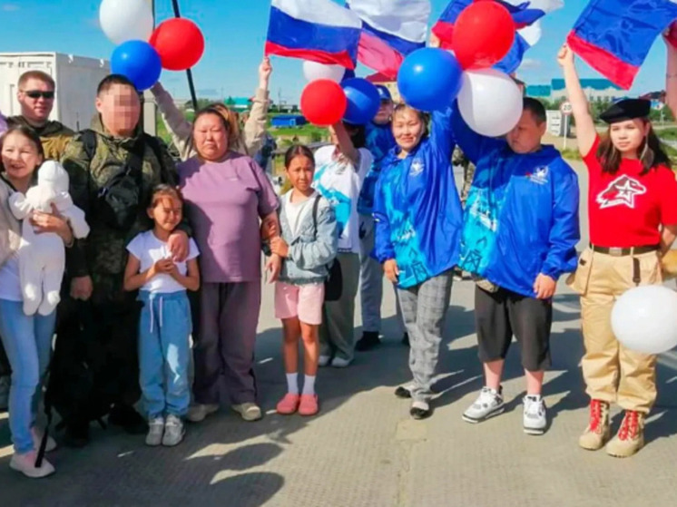 Жители Ямальского района с флагами и воздушными шарами встретили прибывшего в отпуск бойца СВО
