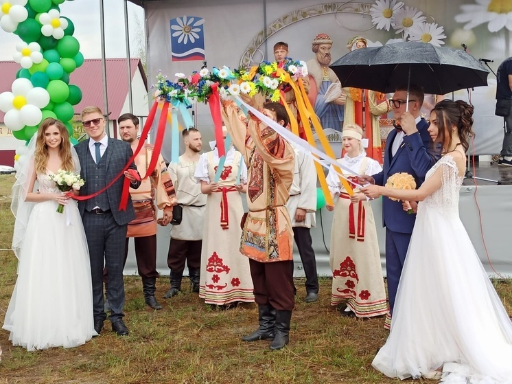 В День семьи, любви и верности в Ласкове под Рязанью поженились две пары