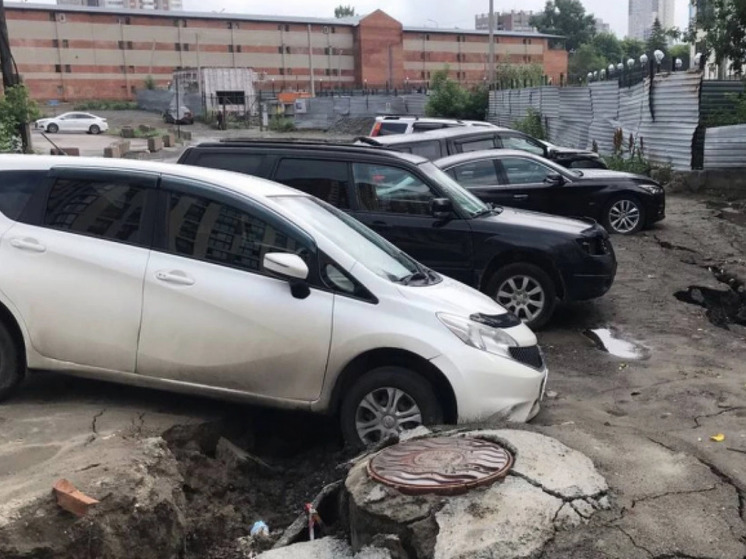 В Новосибирске после дождя обвалился грунт под припаркованными машинами