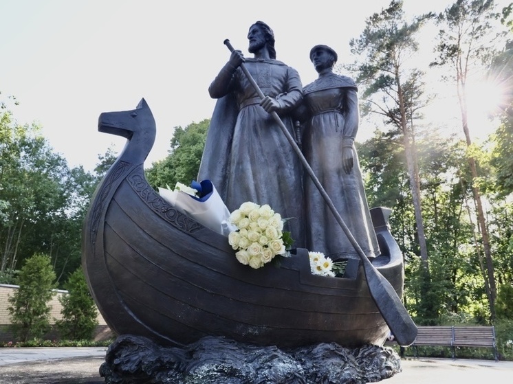 В Петербурге открыли памятник Петру и Февронии Муромским