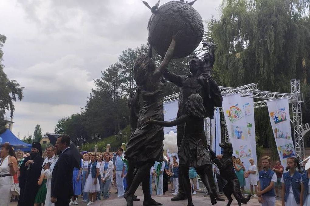 Скульптурная композиция, посвященная семье, стала новой точкой притяжения в Кисловодске