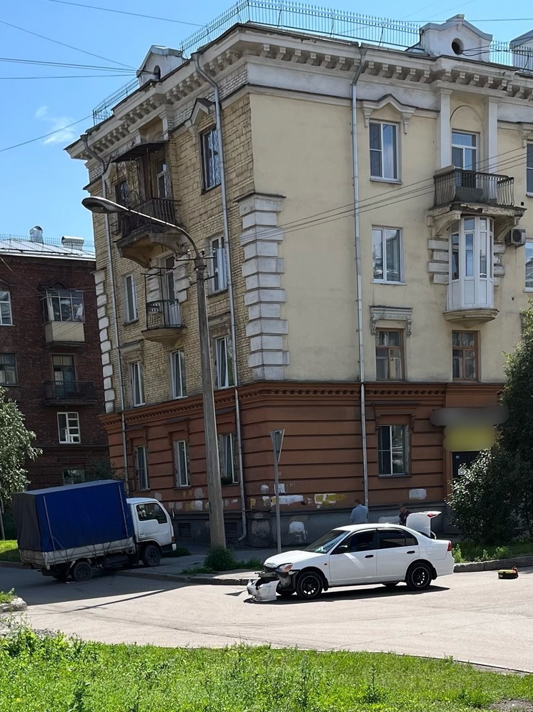 Грузовик и легковушка столкнулись в Новокузнецке