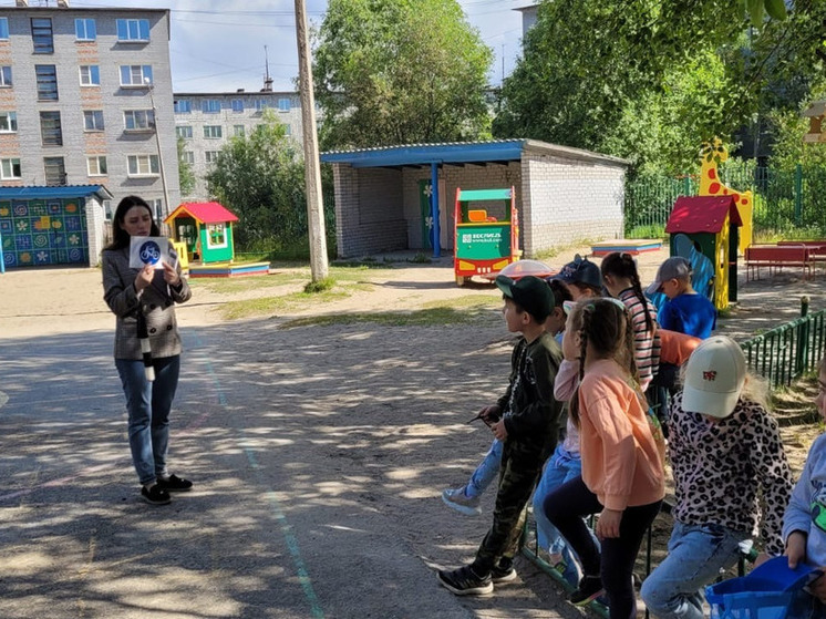 В Оленегорске Госавтоинспекция провела для детей мероприятие «Дорожная грамота»