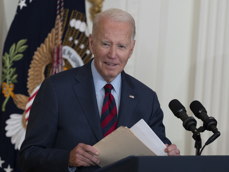 Экс-разведчик США Риттер назвал пиар-кошмаром решение Байдена отправить Киеву кассетные боеприпасы