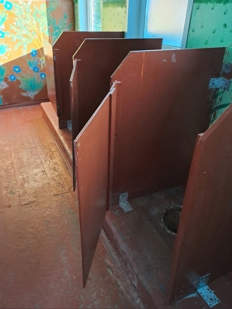Жители Карелии требуют отремонтировать туалет без унитазов в сельской школе