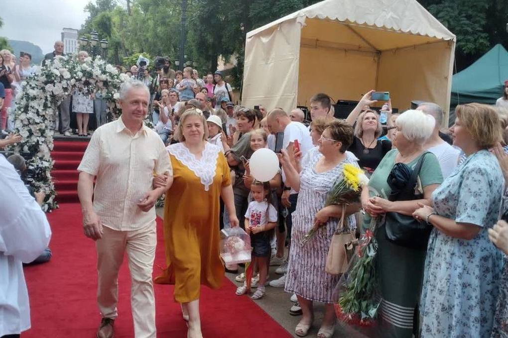В Кисловодске провели обряд «Нарзанной свадьбы» для семейных пар