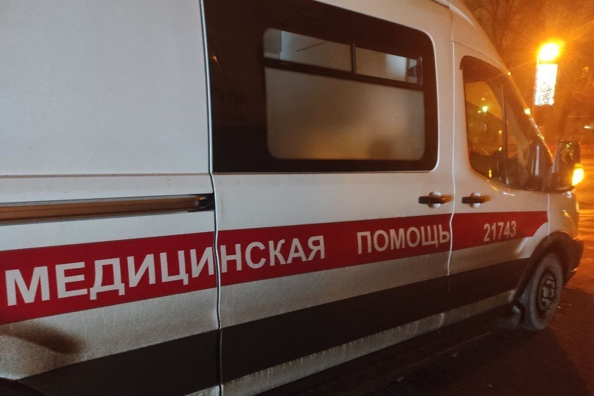 Спасатели доставили пострадавших в ДТП в Новосаратовке до машины скорой помощи