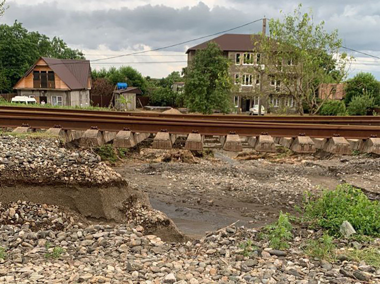 В Гагрском районе Абхазии размыло железнодорожный путь до Сочи