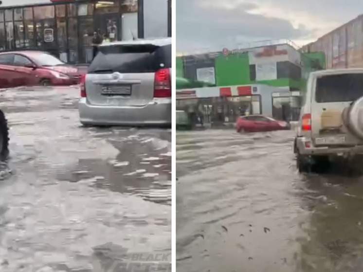 В Новосибирске дороги и парковку затопило после ливня