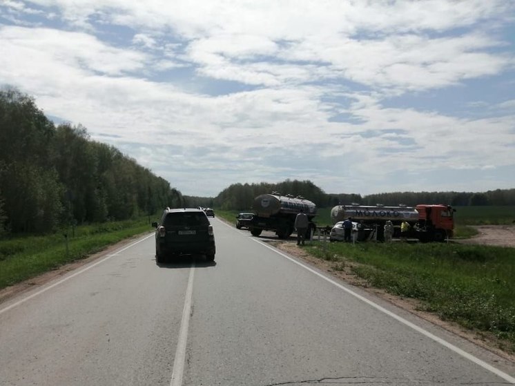 В Омской области 13-летняя девочка пострадала в ДТП с участием двух иномарок и молоковоза