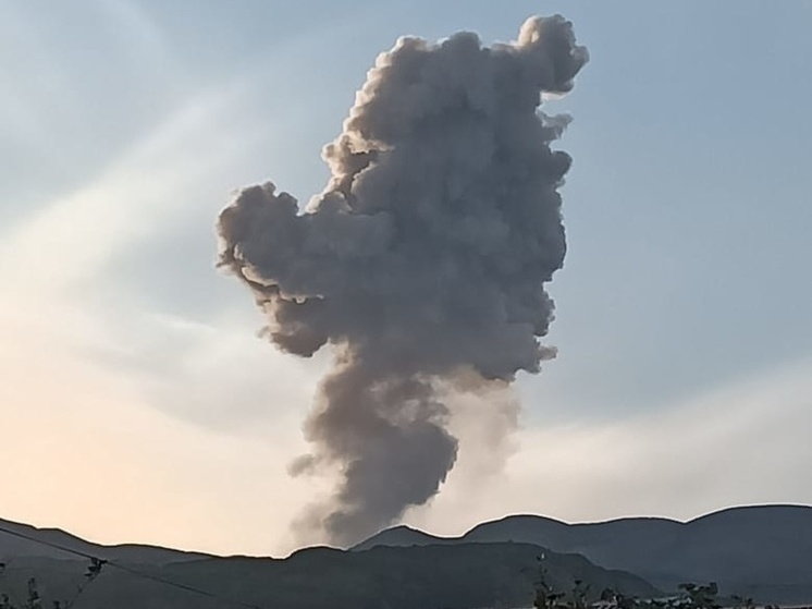 Вулкан шивелуч. Парамушир остров эбеко. Курильский вулкан эбеко. На камчатке извергается вулкан шивелуч. Вулкан выбросил.