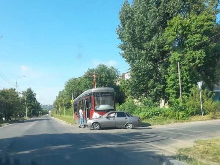 Автомобиль столкнулся с трамваем в Новочеркасске