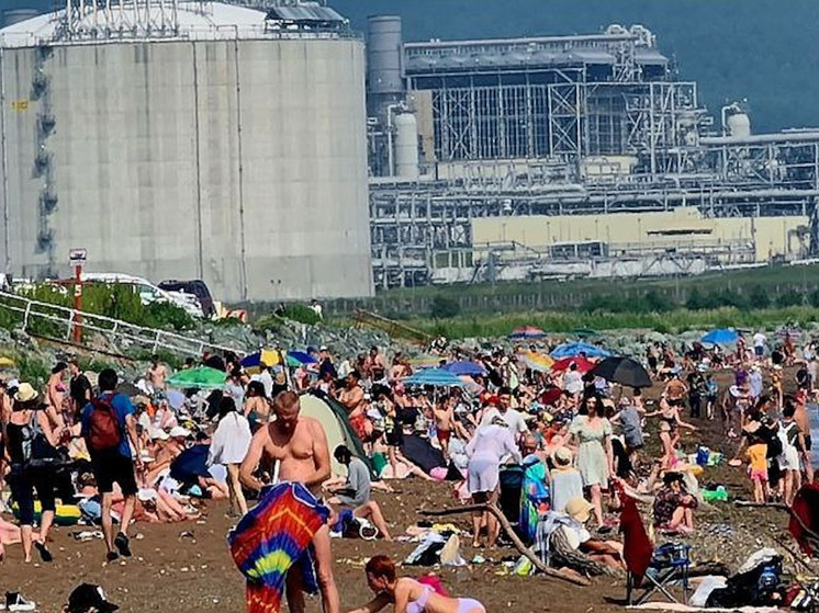 «Курорты Сахалинского края»: на пляже в Пригородном собрались толпы отдыхающих