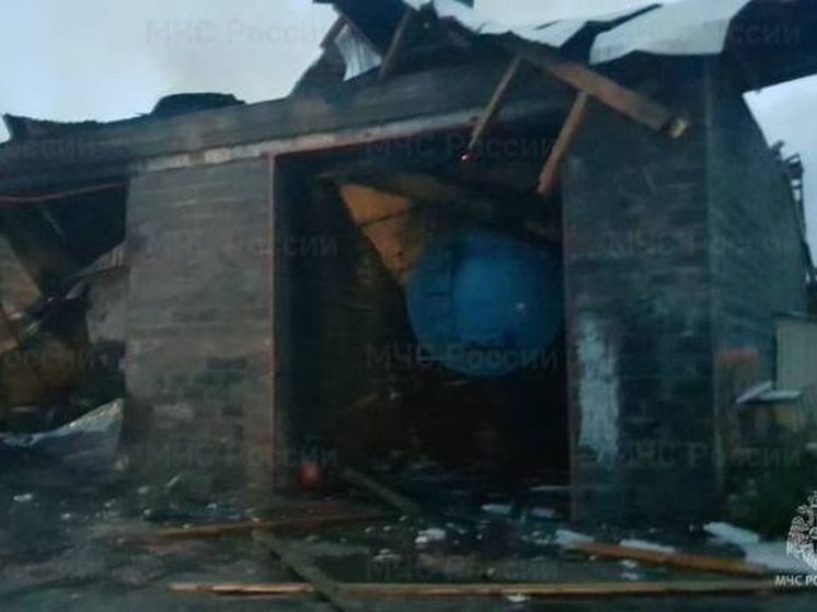 В Ангарске из-за удара молнией у гаража вышибло ворота