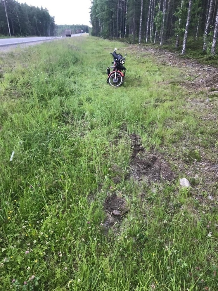 Возрастная пара на мотоцикле упала в кювет на трассе в Карелии