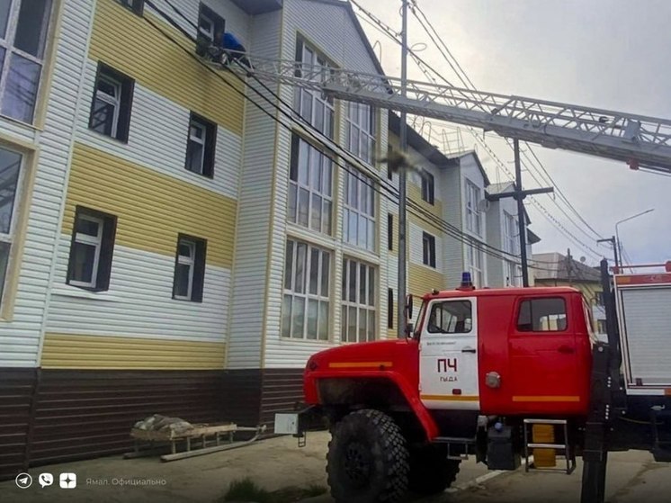 В Гыде пожарные спасли 4 детей и 6 взрослых из горящей трехэтажки