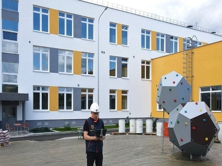 Ультрасовременная школа, появившаяся вместо сарая в поселке Карелии, построена без нарушений, заявили специалисты