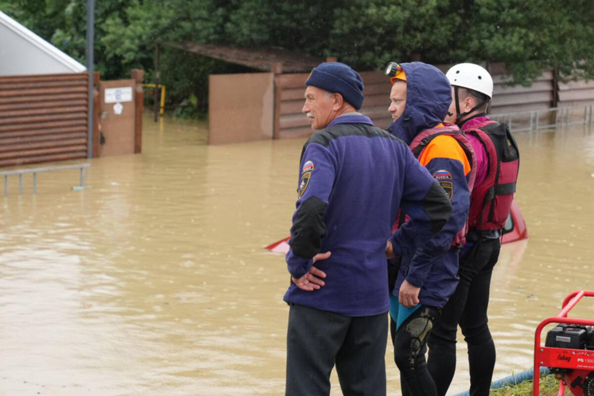 Сотрудники МЧС в Сириусе. Источник: соцсети мэра Сочи 