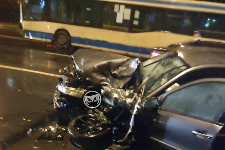 Иномарка влетела в автобус: жуткое ДТП произошло в Пензе на улице Карпинского