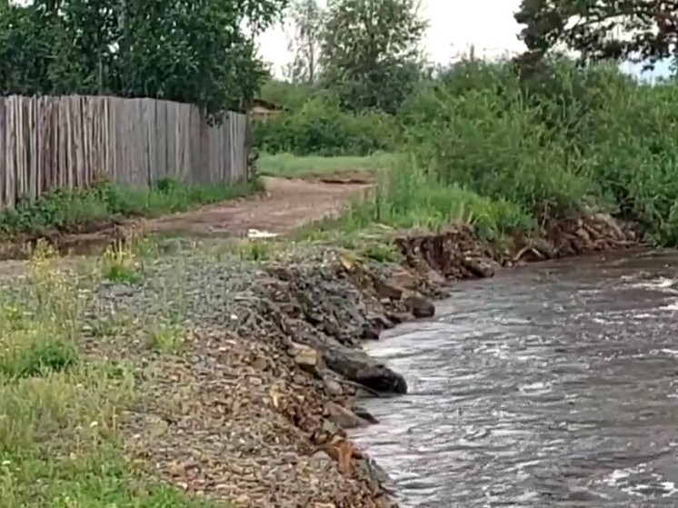 Река пробивается к дороге и домам СНТ из-за дамбы у Угдана под Читой