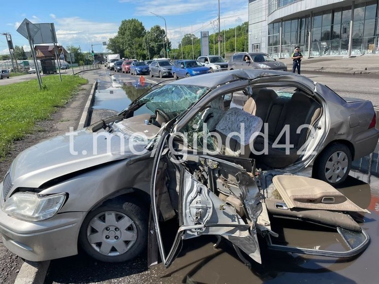 Жёсткое ДТП с грузовиком и легковушкой произошло в Новокузнецке