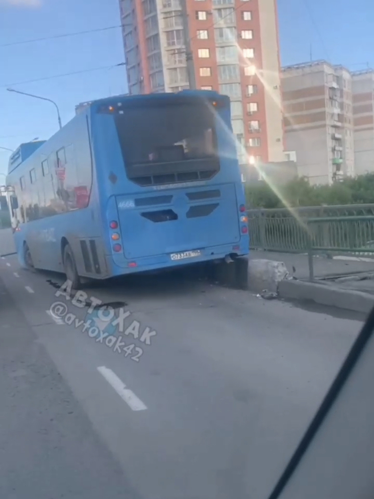 Автобус снёс ограждение на мосту в кузбасском городе