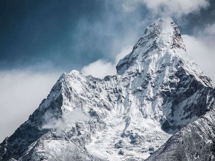 Возле Эвереста пропал вертолет с 6 людьми