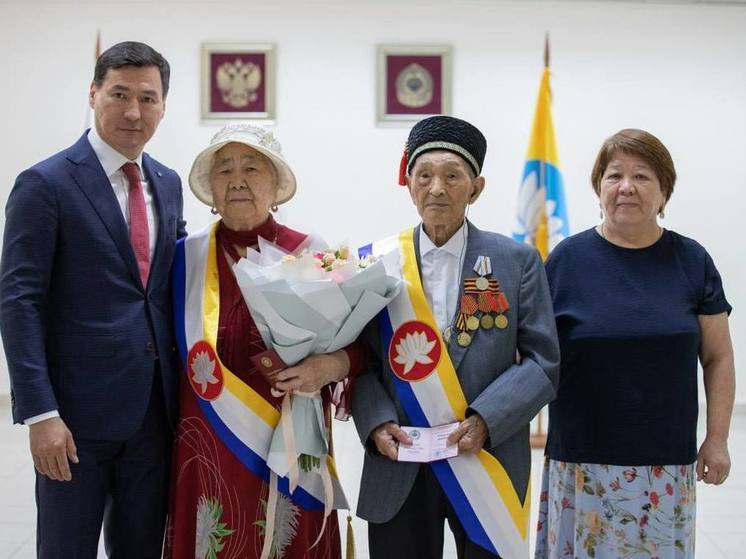   В День республики Бату Хасиков вручил государственные награды жителям Калмыкии