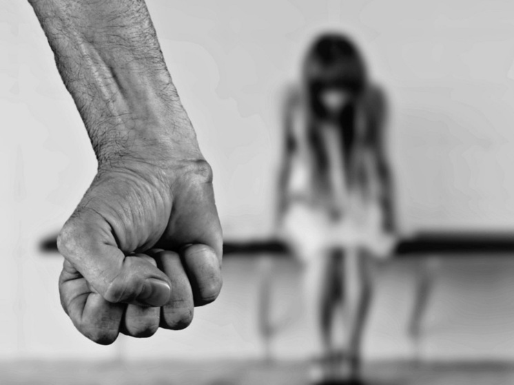 Мужчина на пляже в Челябинске избил несовершеннолетнюю девочку и попытался утопить других детей