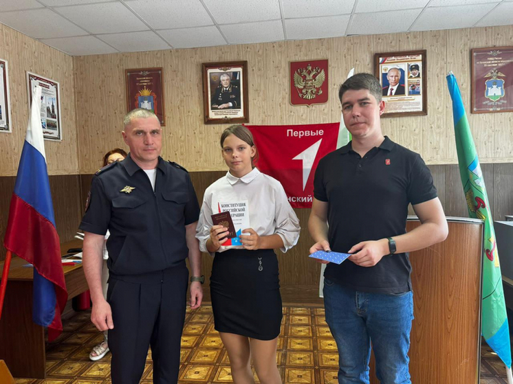 Во Мценске вручили паспорта 14-летним подросткам