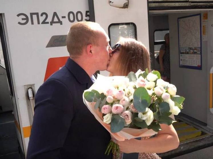 Машинист электропоезда необычным способом признался в любви