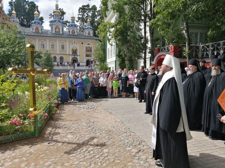 Крест для купола церкви Святого Лазаря осветили в Псково-Печерском монастыре