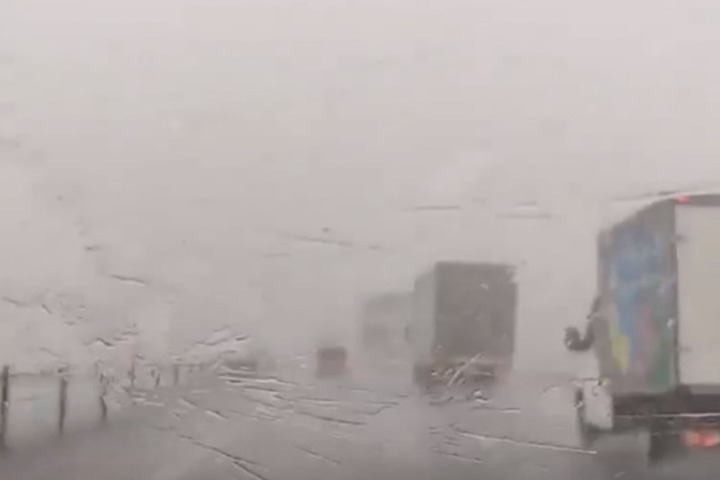 На трассе в Ростовской области из-за ливня ухудшилась видимость на дороге
