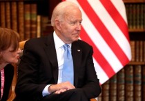 Президент США Джо Байден воспользовался шпаргалкой на встрече с премьер-министром Великобритании Риши Сунаком в Лондоне