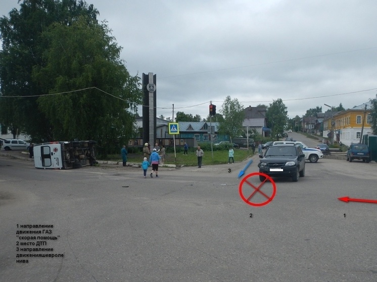Провинциальные ДТП: в костромском Солигаличе "Шевроле Нива" опрокинула "Скорую помощь"