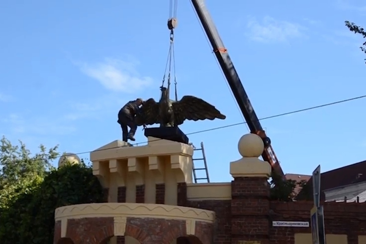 В Советске статую орла вернули на Судейский фонтан с реставрации