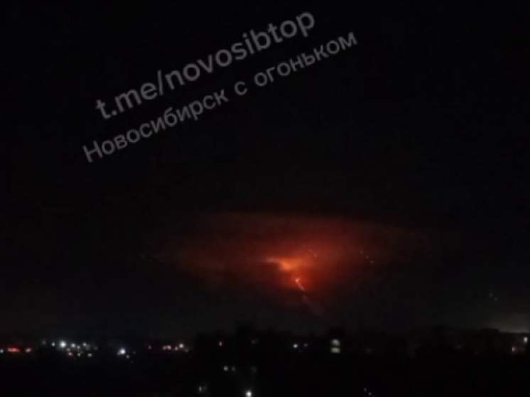 В Новосибирске засверкали красные молнии