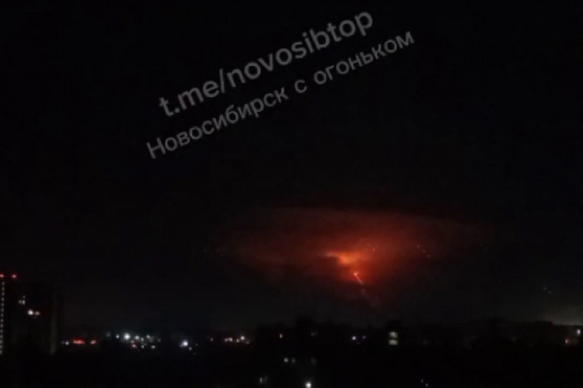 В Новосибирске засверкали красные молнии