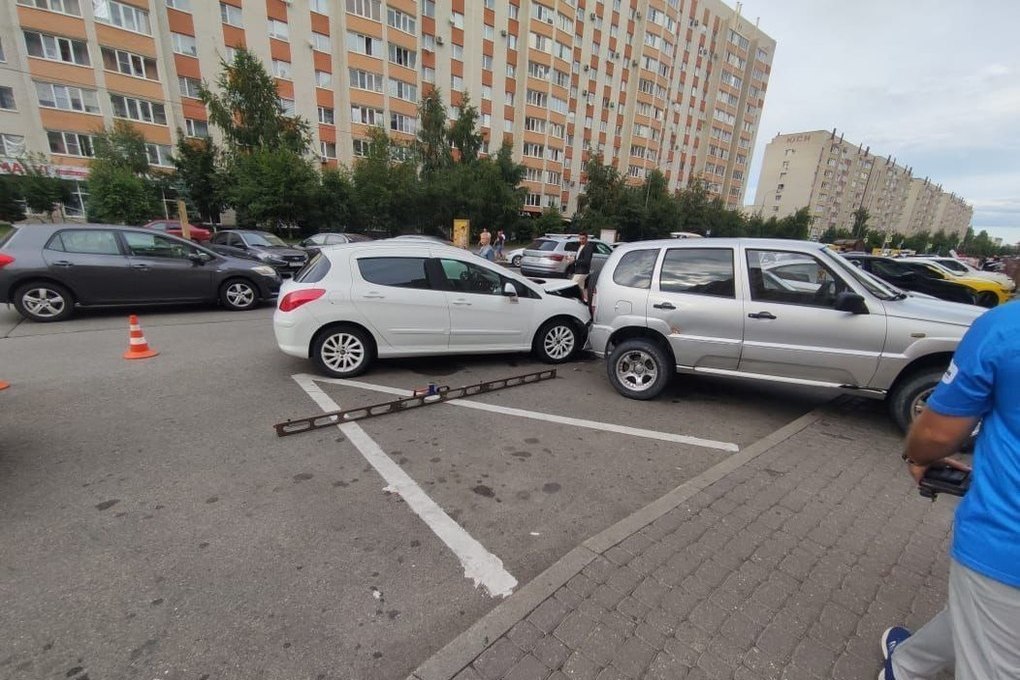 В Ставрополе автоледи сбила припаркованный автомобиль