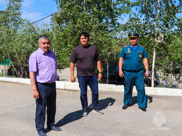 В Якутии огнеборцу вручили благодарноcть за самоотверженные действия на пожаре