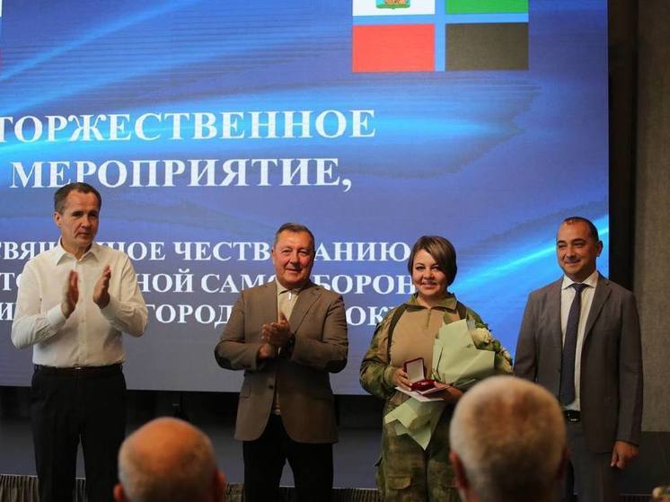 Вячеслав Гладков наградил бойцов шебекинской территориальной самообороны