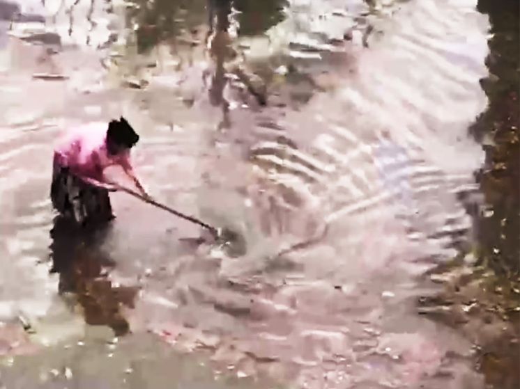 Жительница Туапсе шваброй прочистила ливневку и остановила потоп