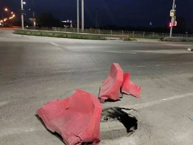 В Пензе заделают провал в асфальте на улице Рябова