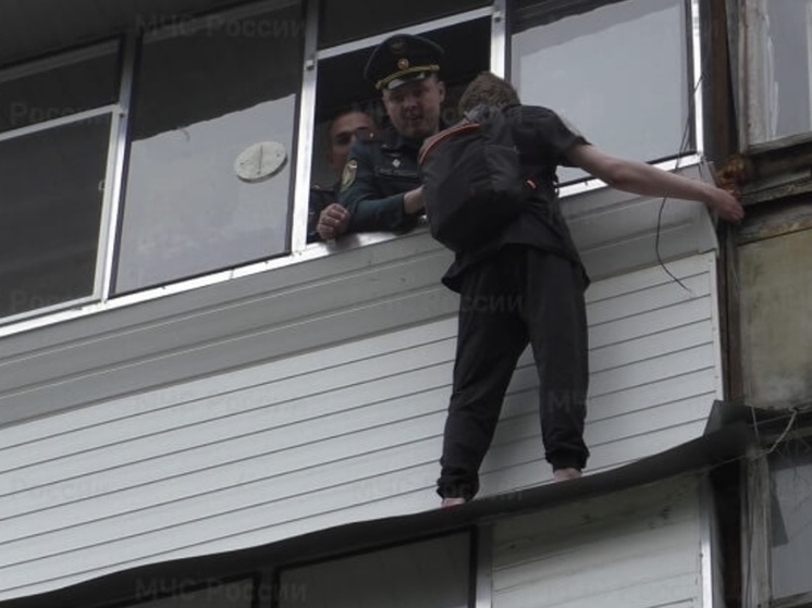 В Орле был спасен мужчина, стоявший на краю балкона