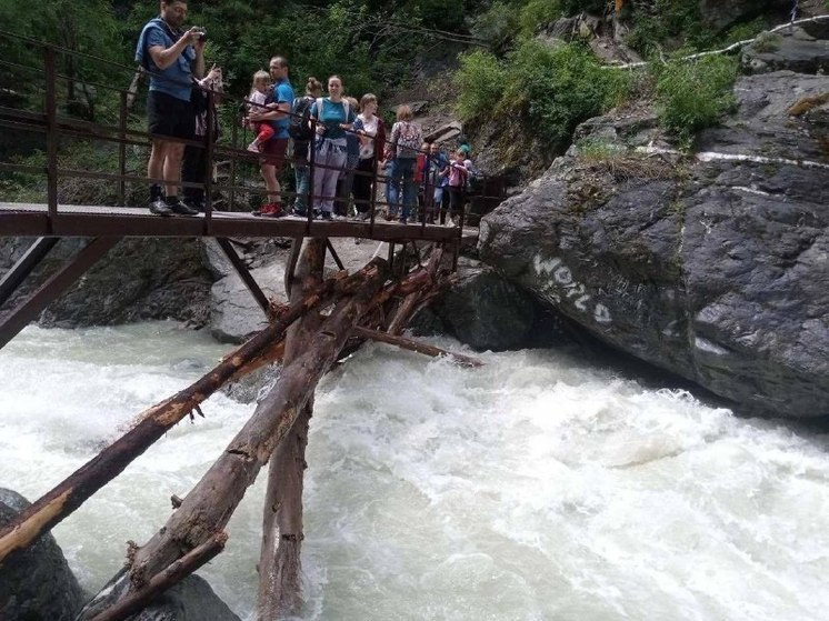 На водопаде в курортном поселке Бурятии сломался мост