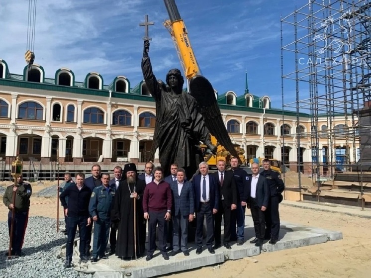 В Салехарде на Соборной площади установили скульптуру архистратига Михаила и освятили колокола строящегося храма