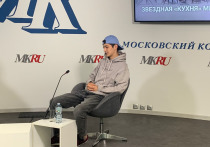 Во время прямого эфира в пресс-центре «МК» певец Акмаль рассказал о взаимоотношениях с артисткой Юлианной Карауловой и о своей девушке