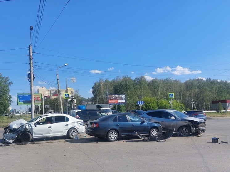 В Омске в массовом ДТП пострадали две 14-летние школьницы